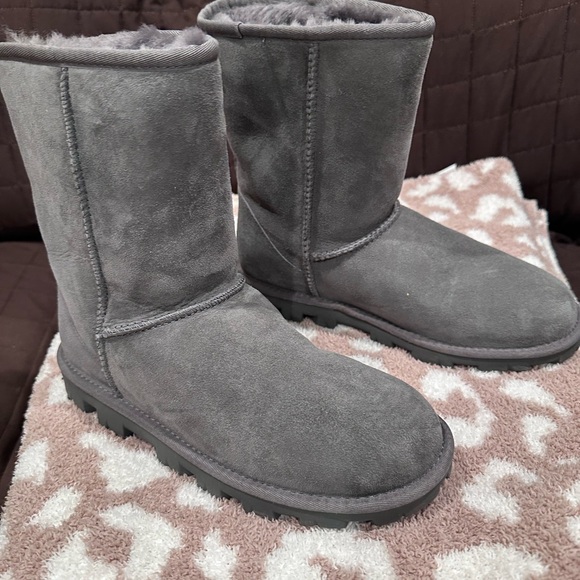 Ugg Grey Short Boot - Picture 1 of 7